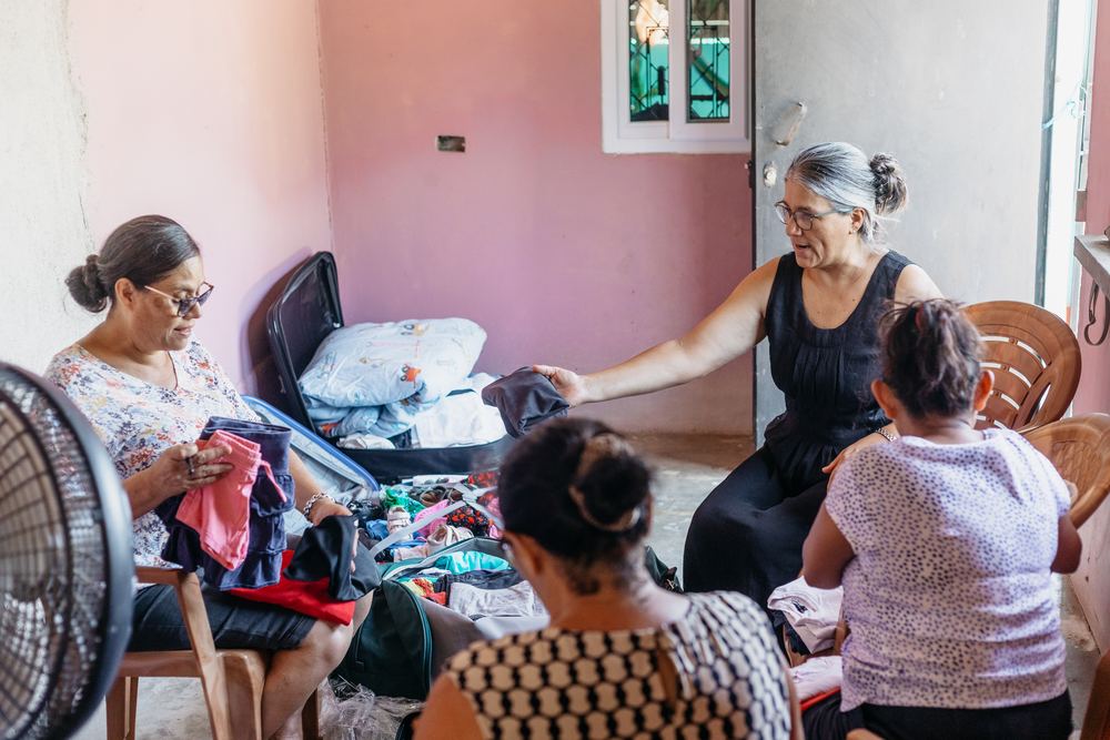Volontarie dividono i vestiti raccolti